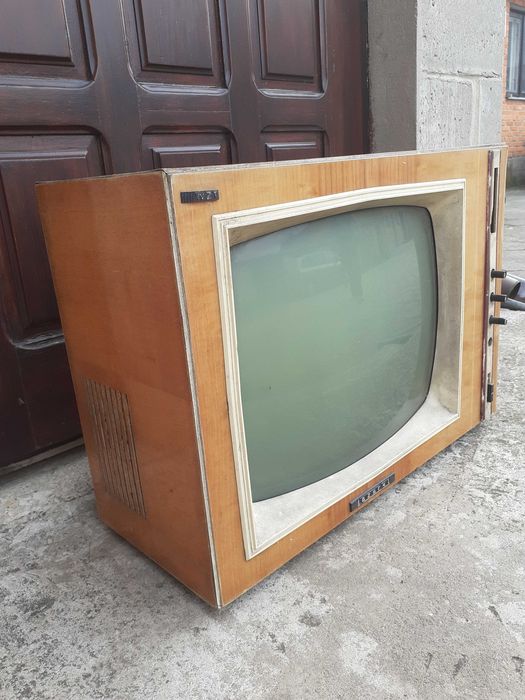 Zabytkowy telewizor Lazuryt 103