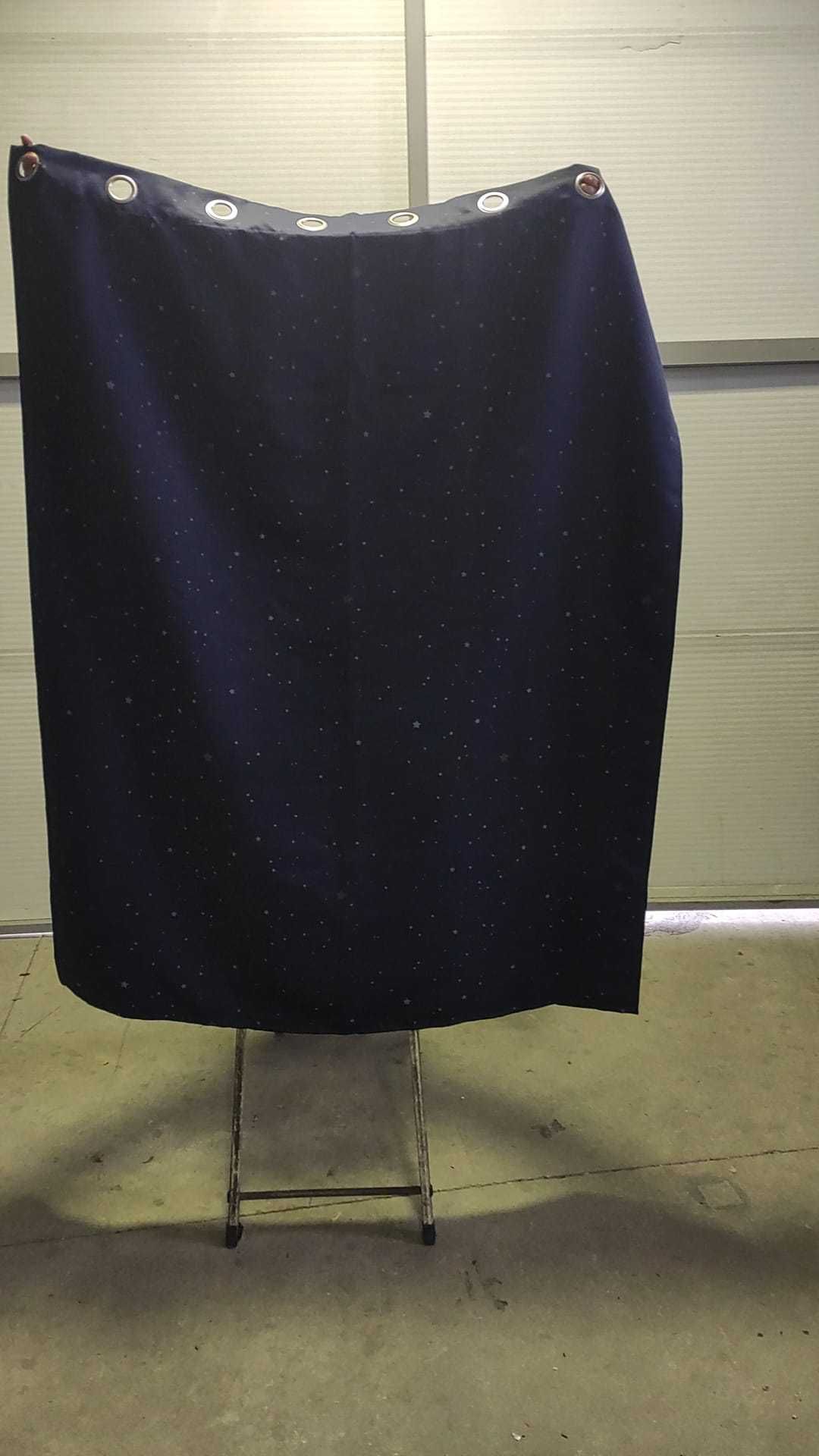 Cortinas com estrelas (Provador de loja de loupa de criança)