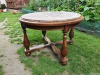 Drewniany okrągły stół z marmurem.