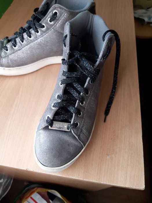 Buty wiązane na platformie r.38 srebrne, siwe z brokatem