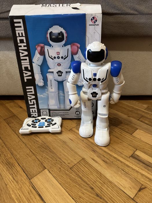 Робот на радіоуправлінні, на пульті