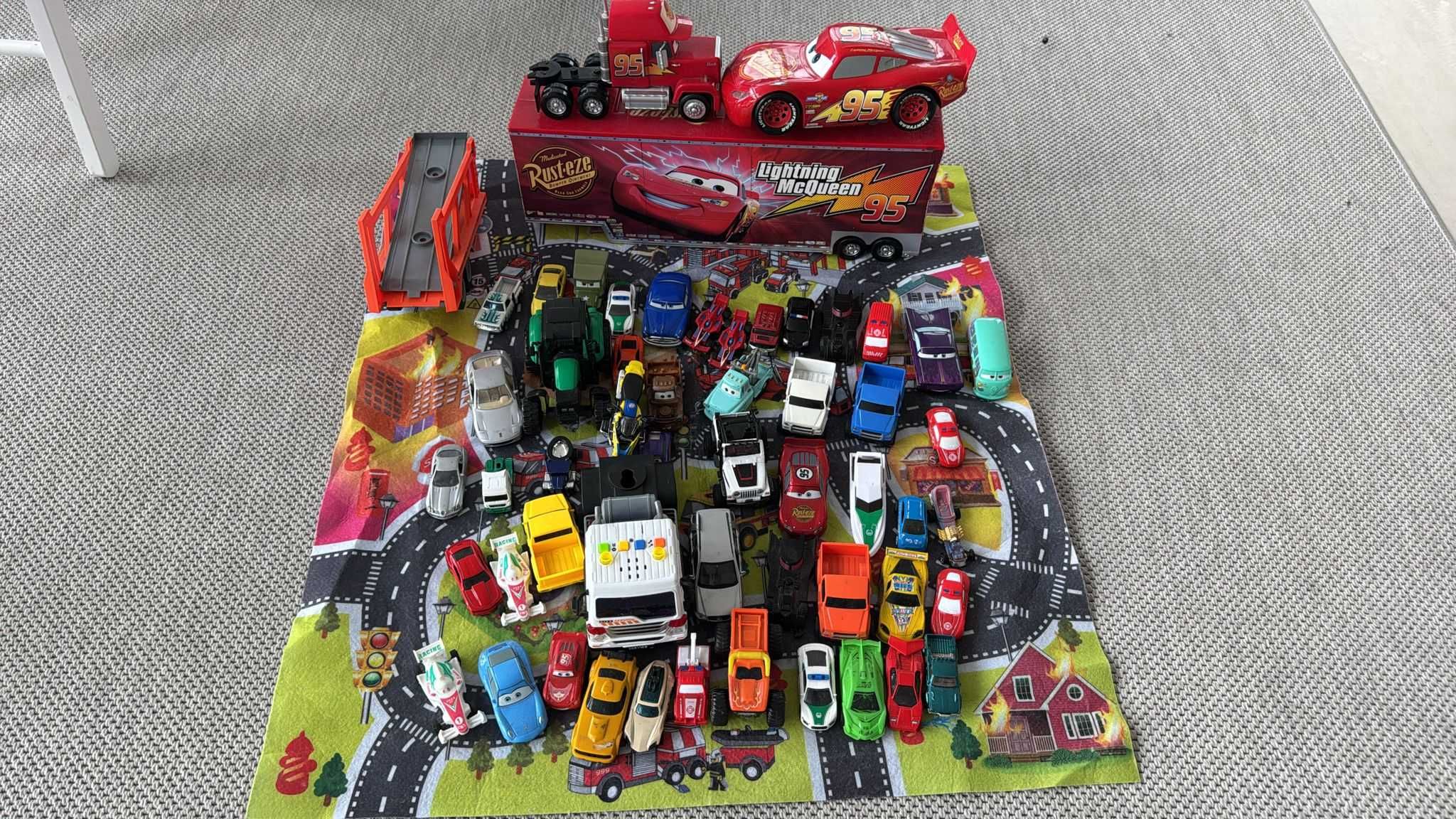 Lote de carrinhos + tapete temático