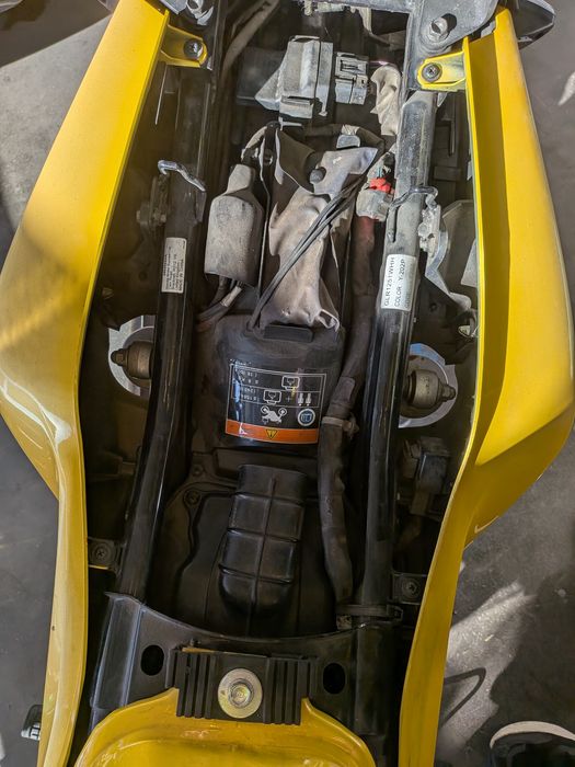 CB125 F - Amarela
