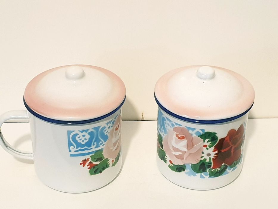 2 antigas grandes lindas canecas esmaltadas com tampas