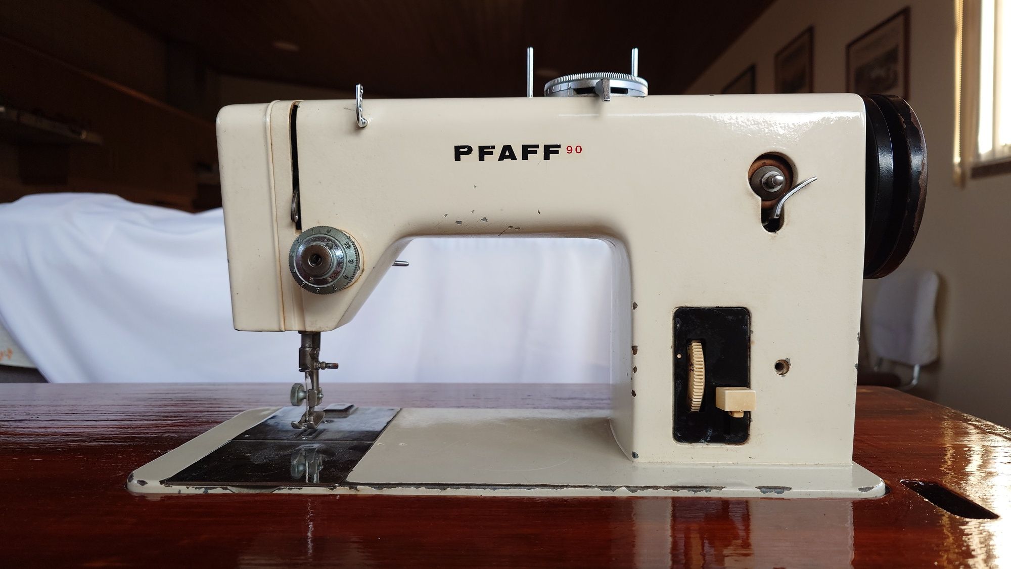 Máquina de Costura Elétrica PFAFF