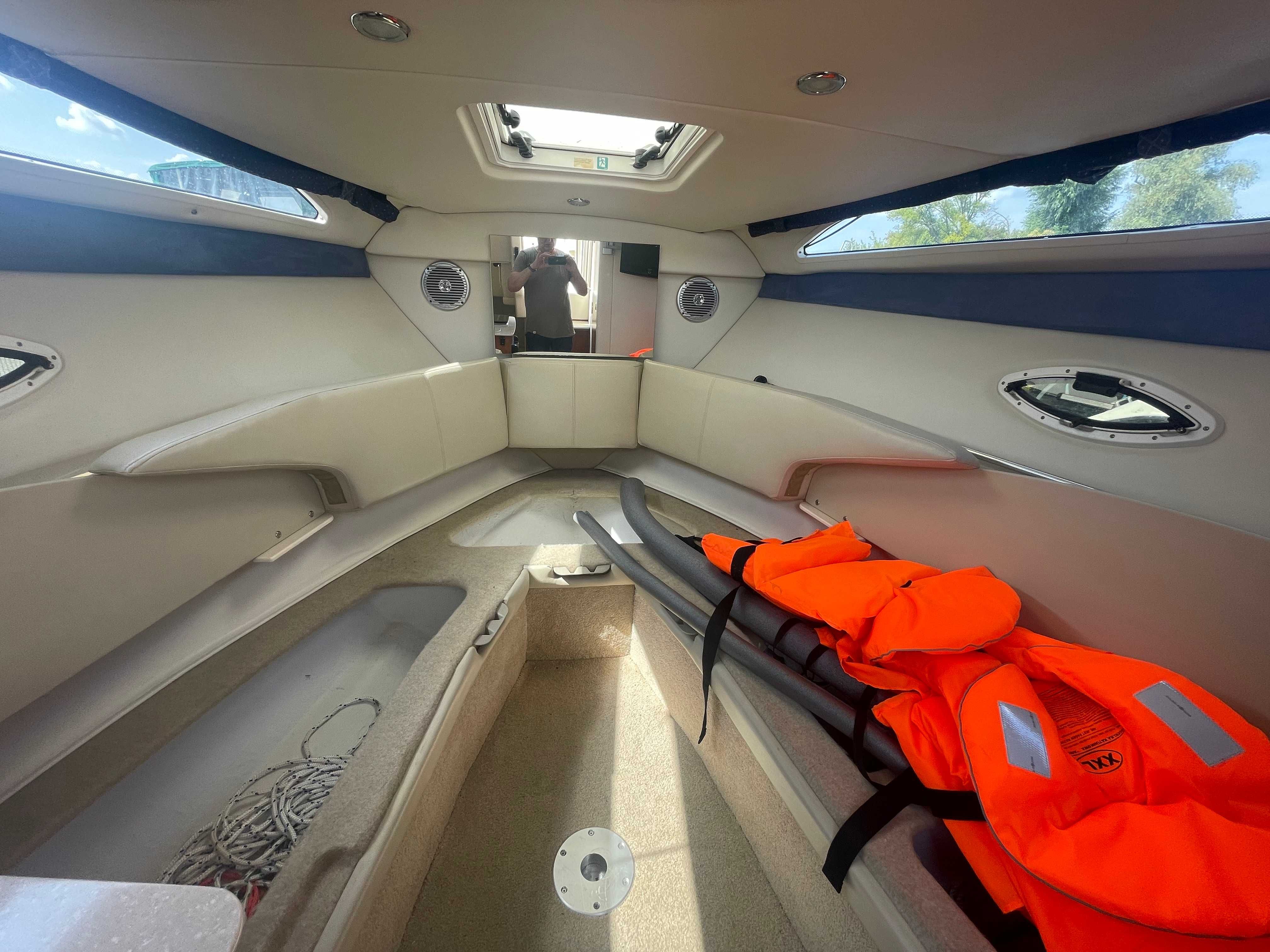 Bayliner 245 Cruiser, wózek portowy, faktura