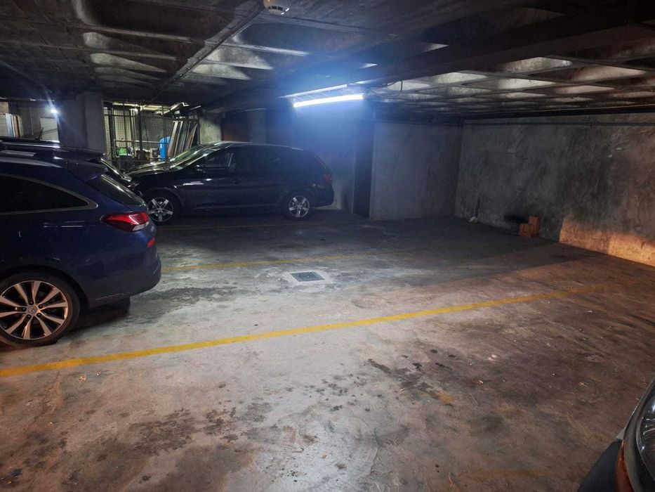 Aluga-se Lugar Duplo Garagem (2 carros) - Rua da Torrinha