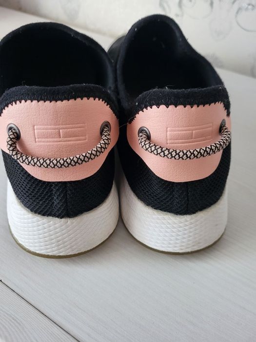 Кросівки, мокасіни, Фірмові