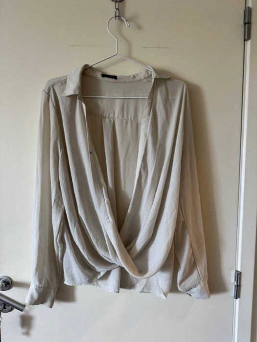 Camisa bege drapeada de manga comprida, tamanho M