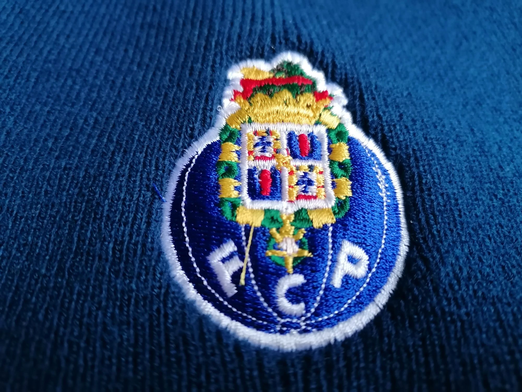 Gorro do futebol Clube do Porto, com o emblema bordado