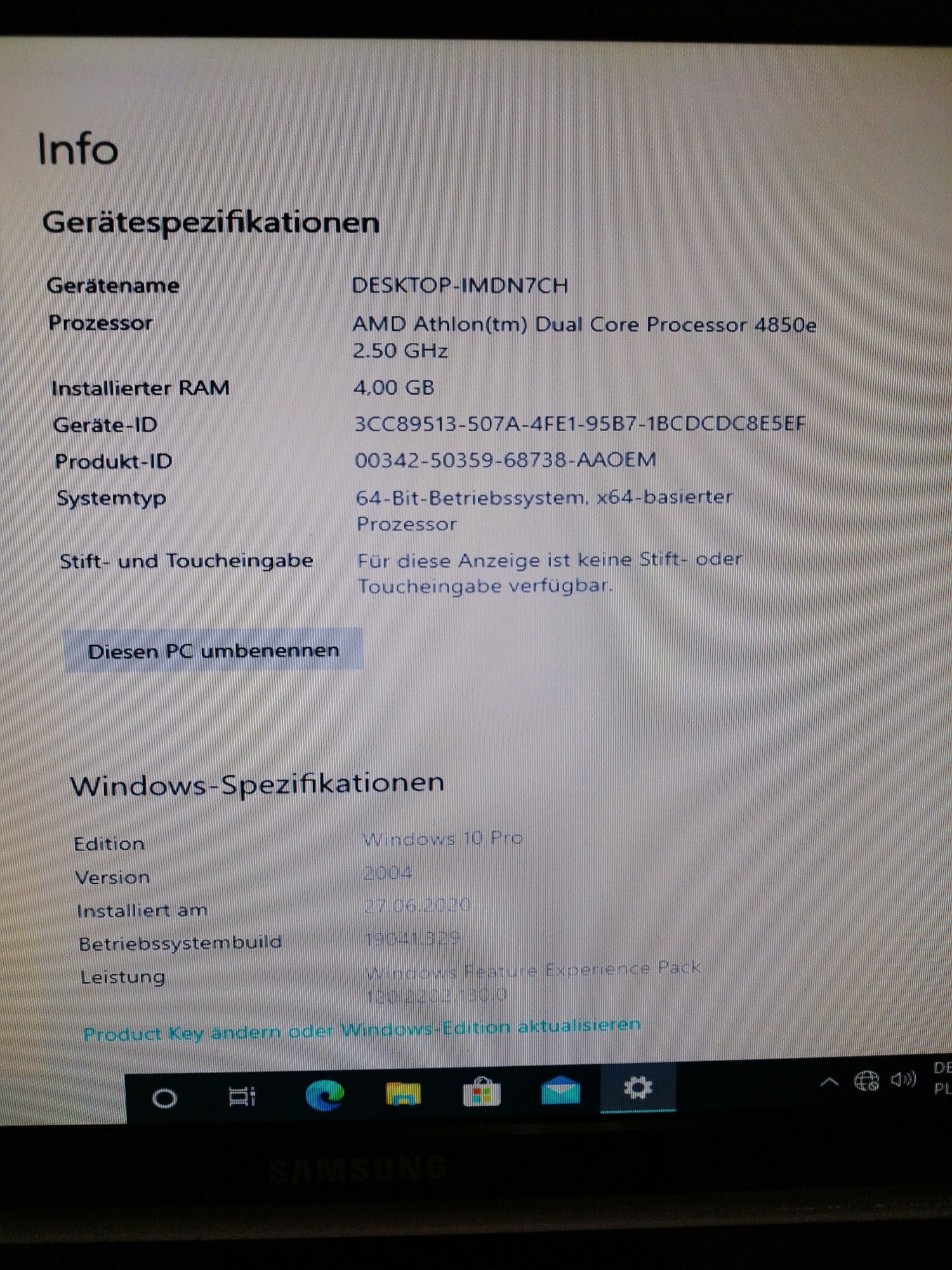 Komputer z monitorem i klawiatury