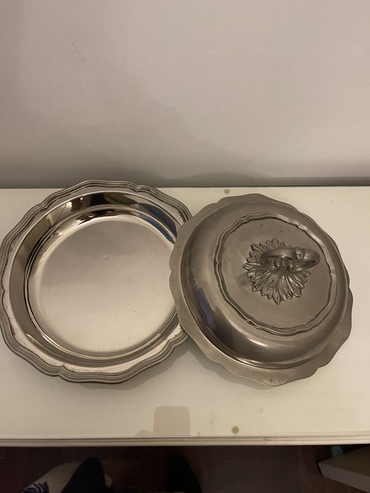 Par de pratos cobertos cromados
