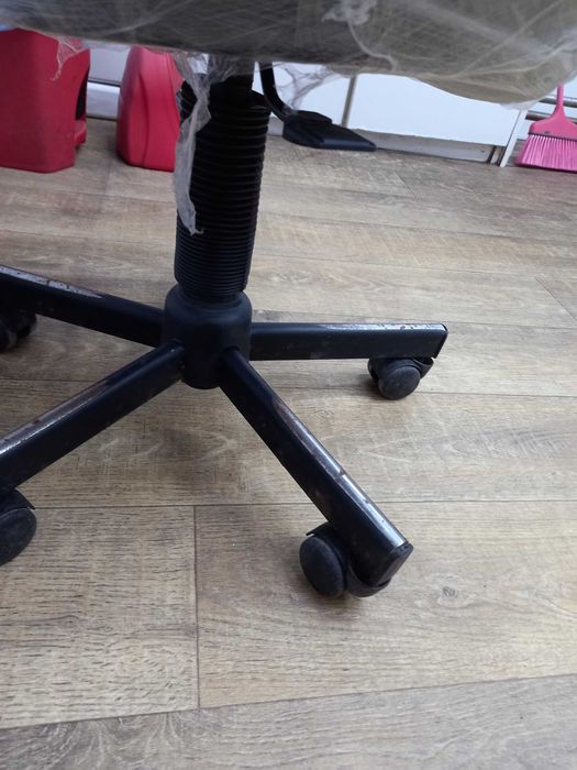 Столик 300грн.Стульчик на колёсах 300грн..Самовывоз.Караваевые Дачи.