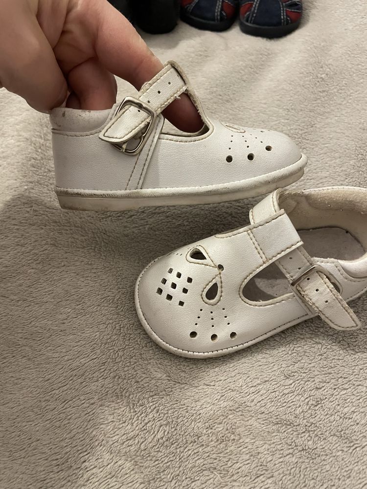 Buty dziecięce 19 wkładka 12 cm buciki chrzest sandałki kapcie baletki