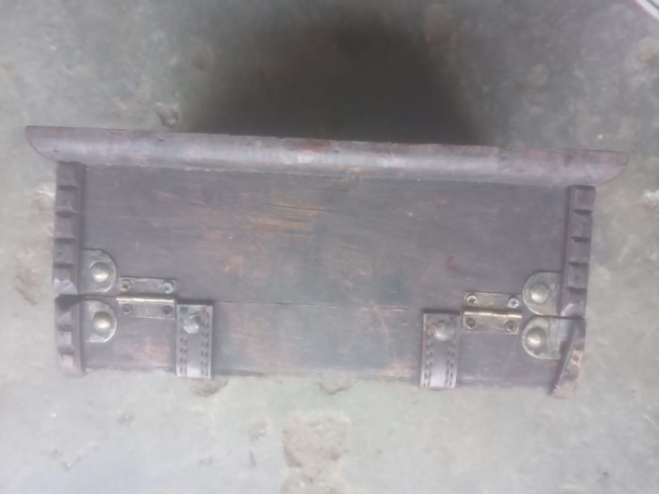 Baú antigo de madeira