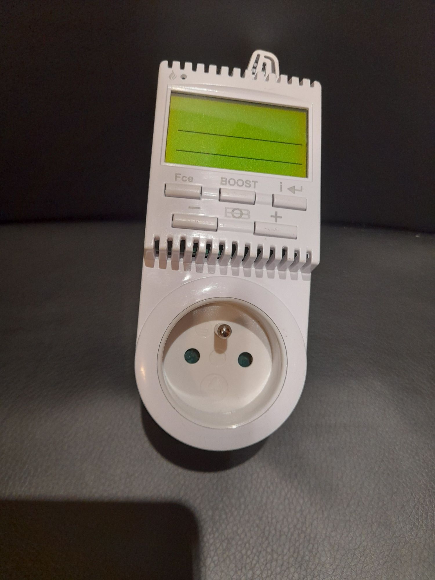 Programowalny termostat gniazdkowy elektrobock TS30 zlicznikiem pradu