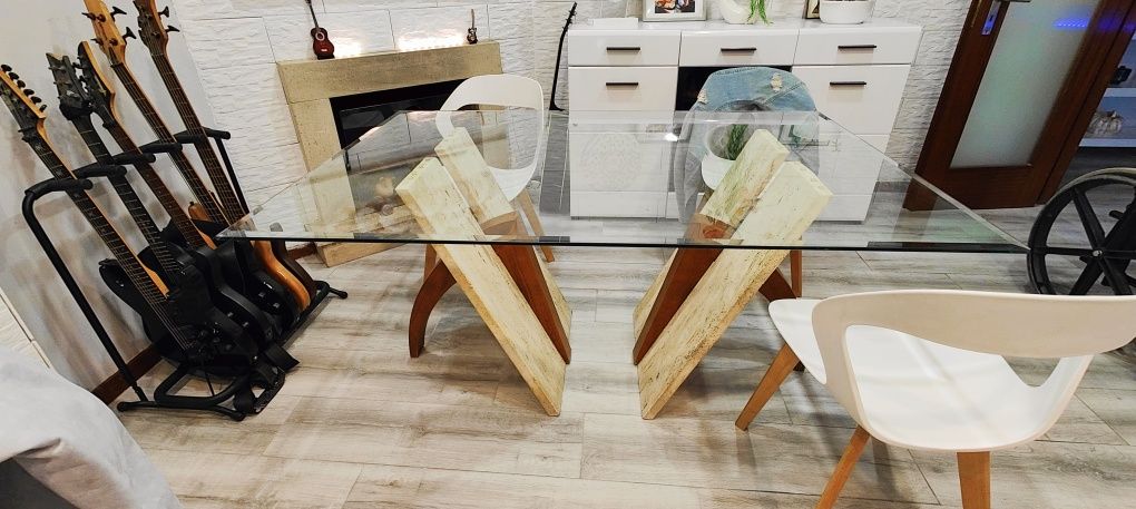 Mesa de jantar, tampo em vidro, suportes em parede de pedra maciços