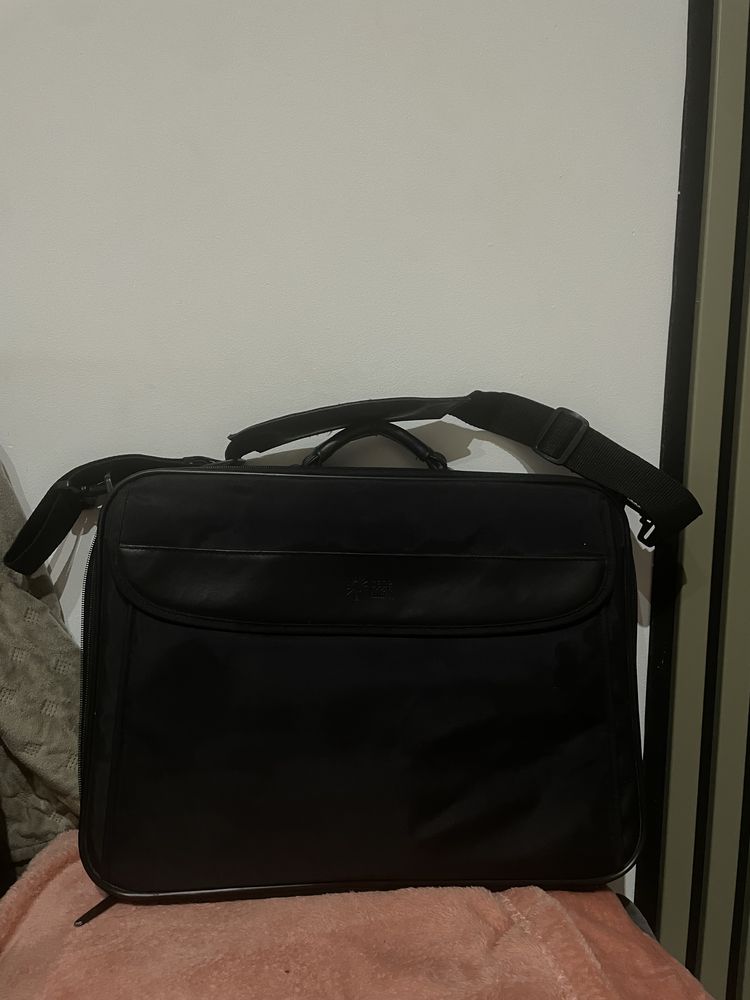 Torba na laptopa Case Logic  czarna na ramię