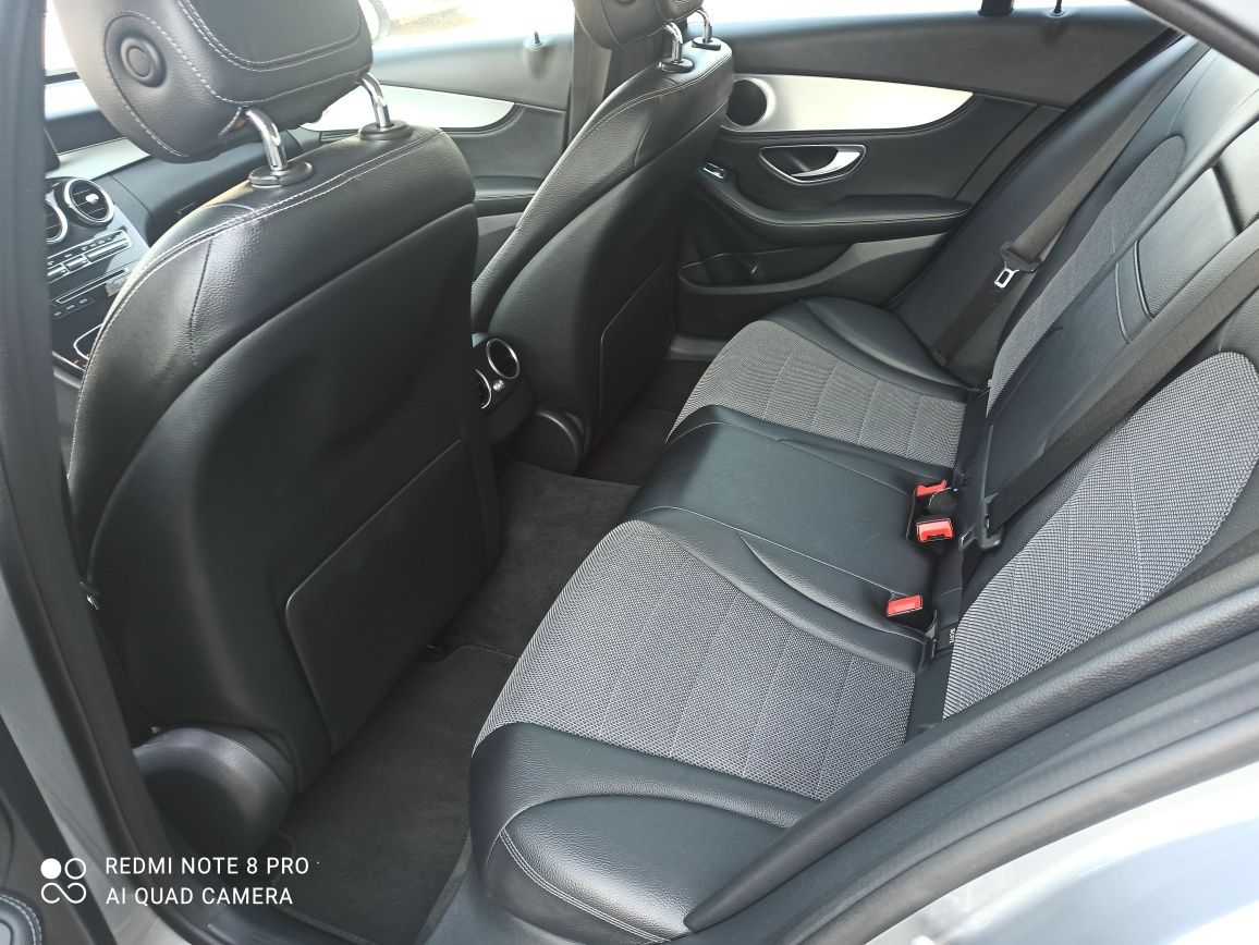 Mercedes C220 com pequeno acidente