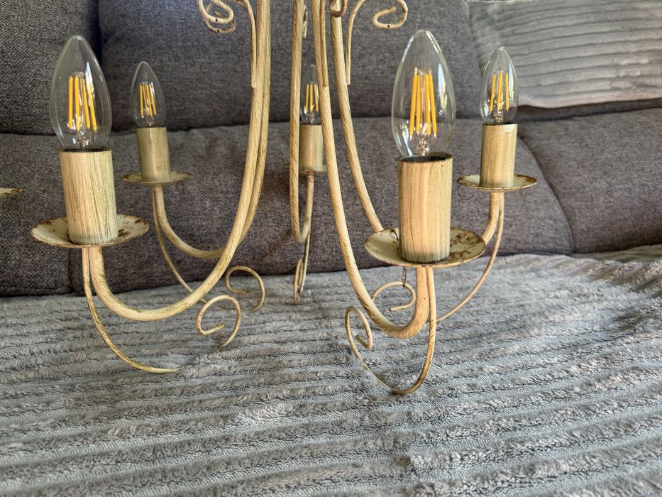 2 lustres de luz de teto em funcionamento para projeto de restauro