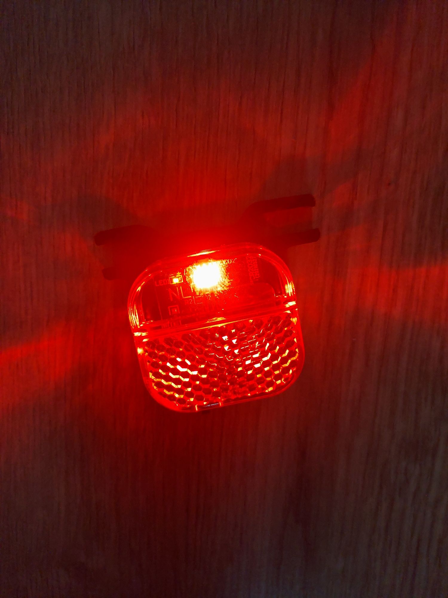 Lampka wpinana pod siodełko sztyca podsiodłowa światło LED reflektor