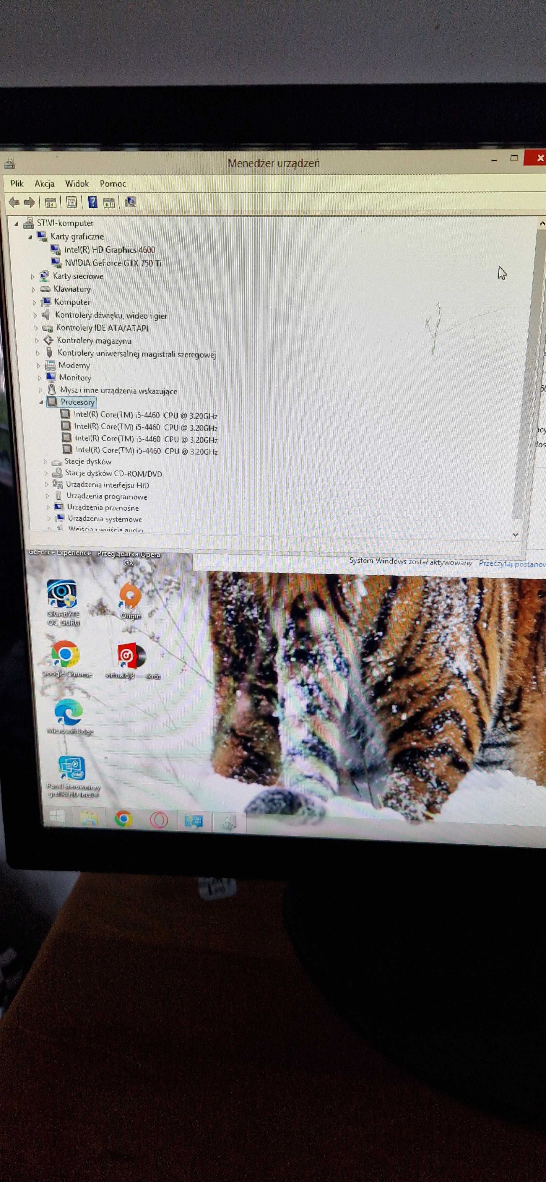 Komputer z monitorem