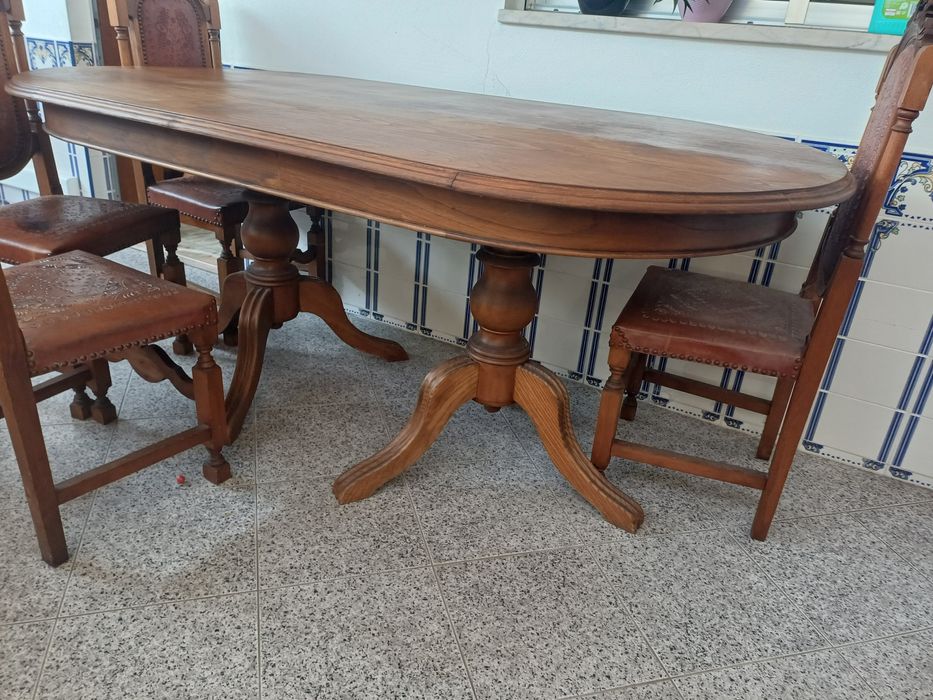 Vendo mesa em madeira com cadeiras