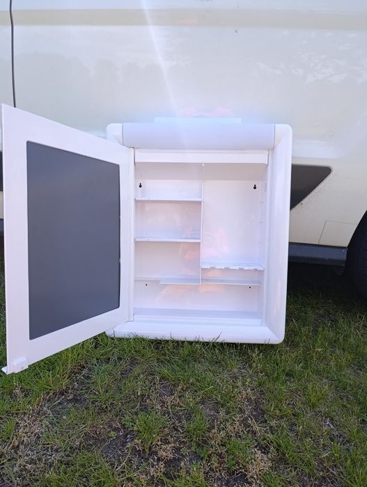 Kamperowa podświetlana pułka z lustrem.