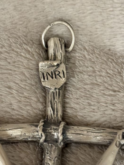 Хрест срібного кольору ручної роботи з Італії та придбаний у Ватикані