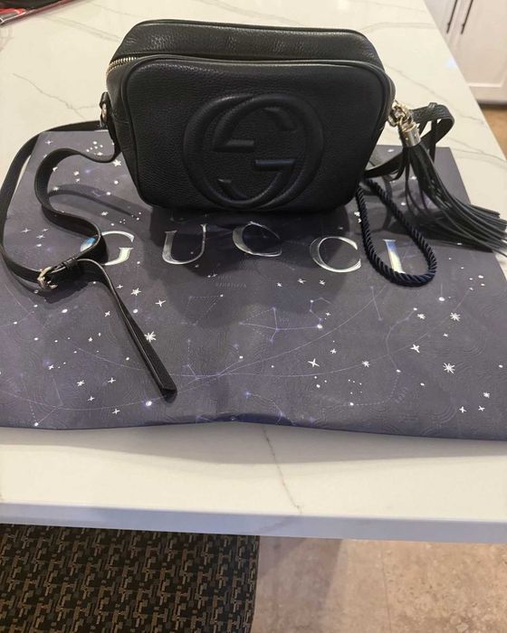 Bolsa pequena Gucci em pele preta, estilo câmara, nova e autêntica.
