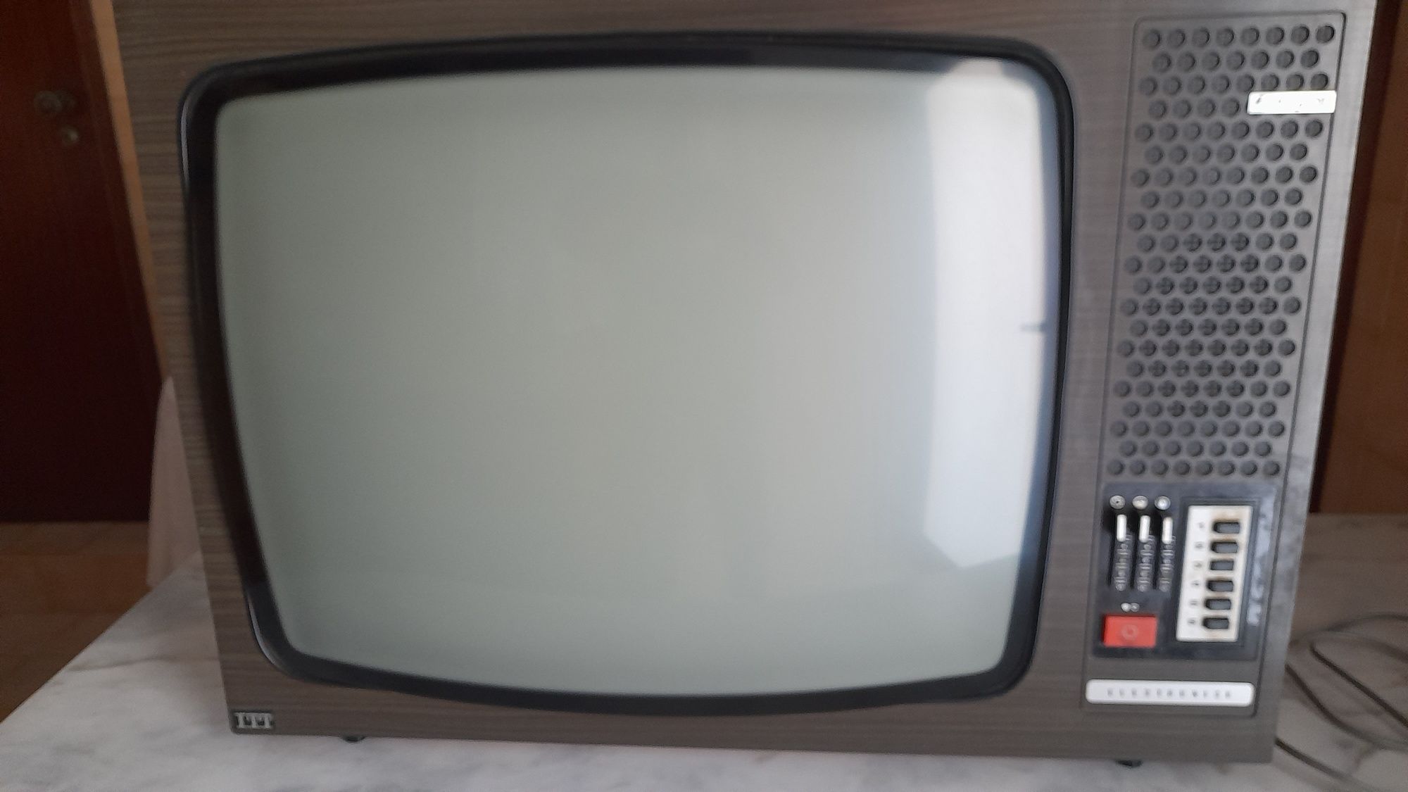 Televisão antiga a preto e branco de1982 penso que funciona.