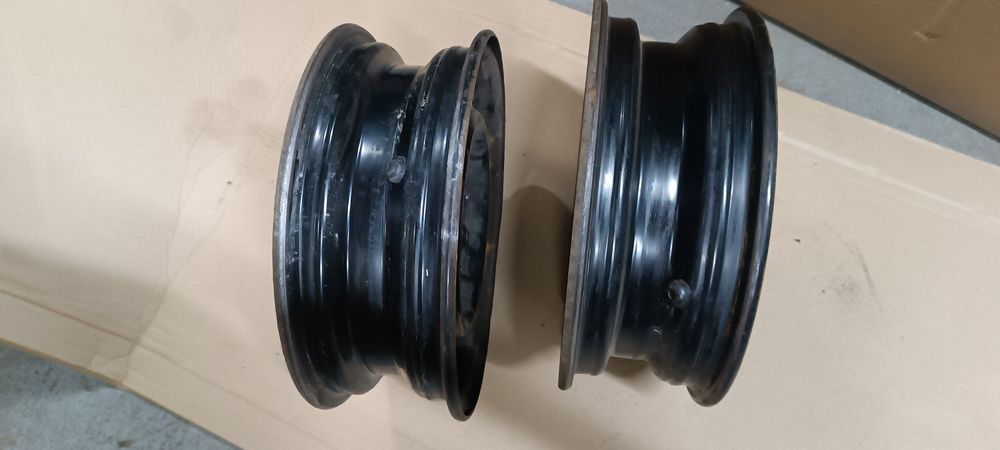 Fiat 126p felgi bezdętkowe są 2 sztuki bardzo ładny stan. Proste.