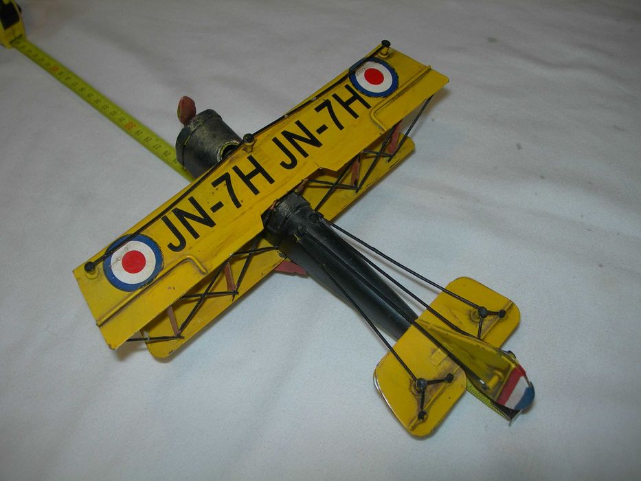 Avião de chapa bom estado.