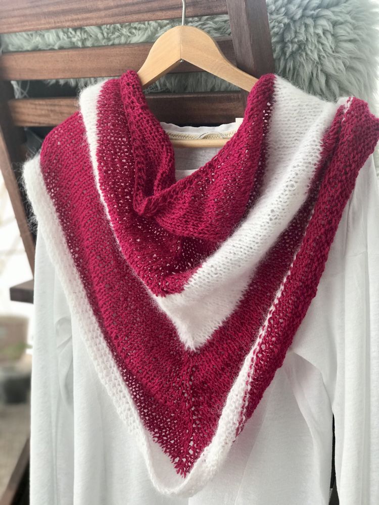 Trójkątna chusta na drutach białe różowe pasy handmade