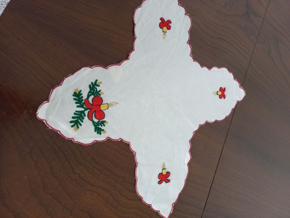 Paninho em linho pro cesto do pão,  Natalício.com motivos  em relevo.