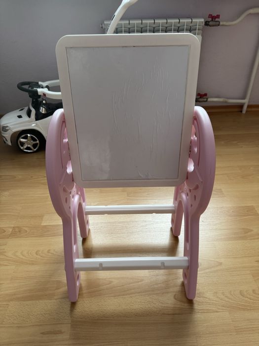 Дитячий стіл для творчості