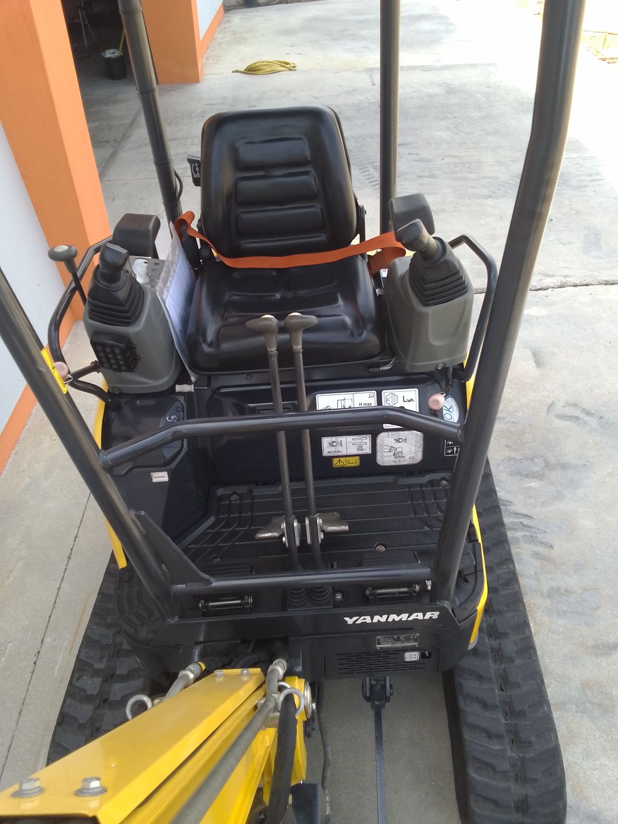 Mini giratória escavadora Yanmar Apenas 641 h