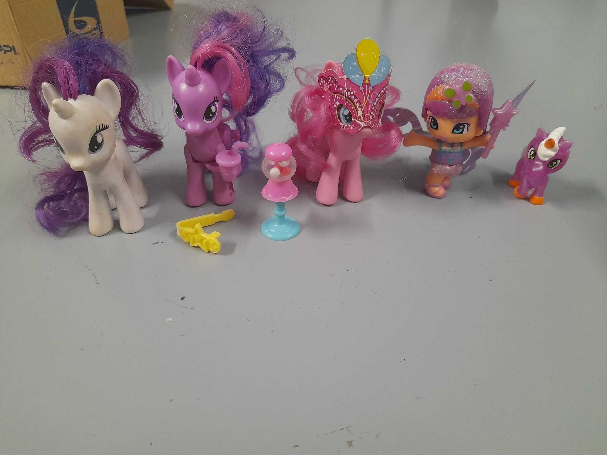 Vários brinquedos miniaturas