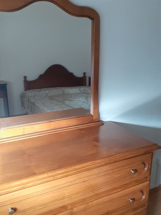 Mobília de quarto, em madeira macica