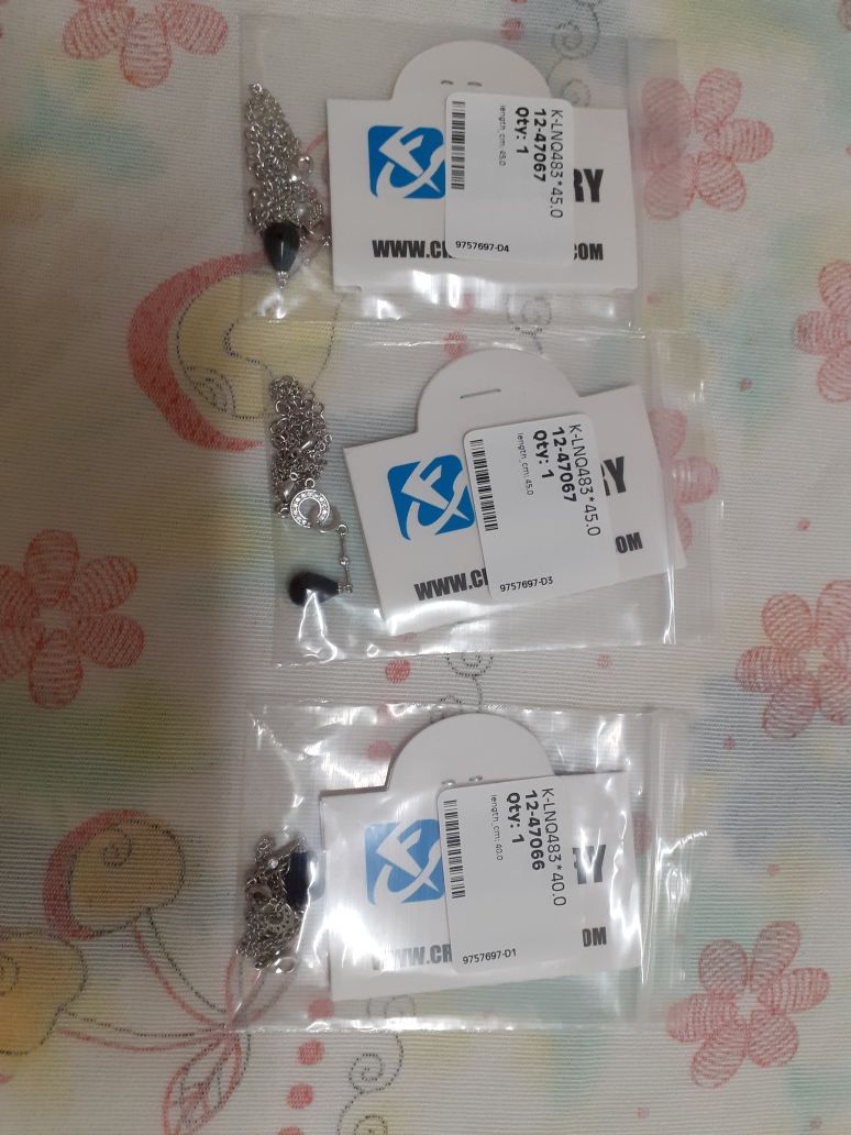 Vendo colares/fios revestidos cor de prata. NOVOS.Com etiqueta