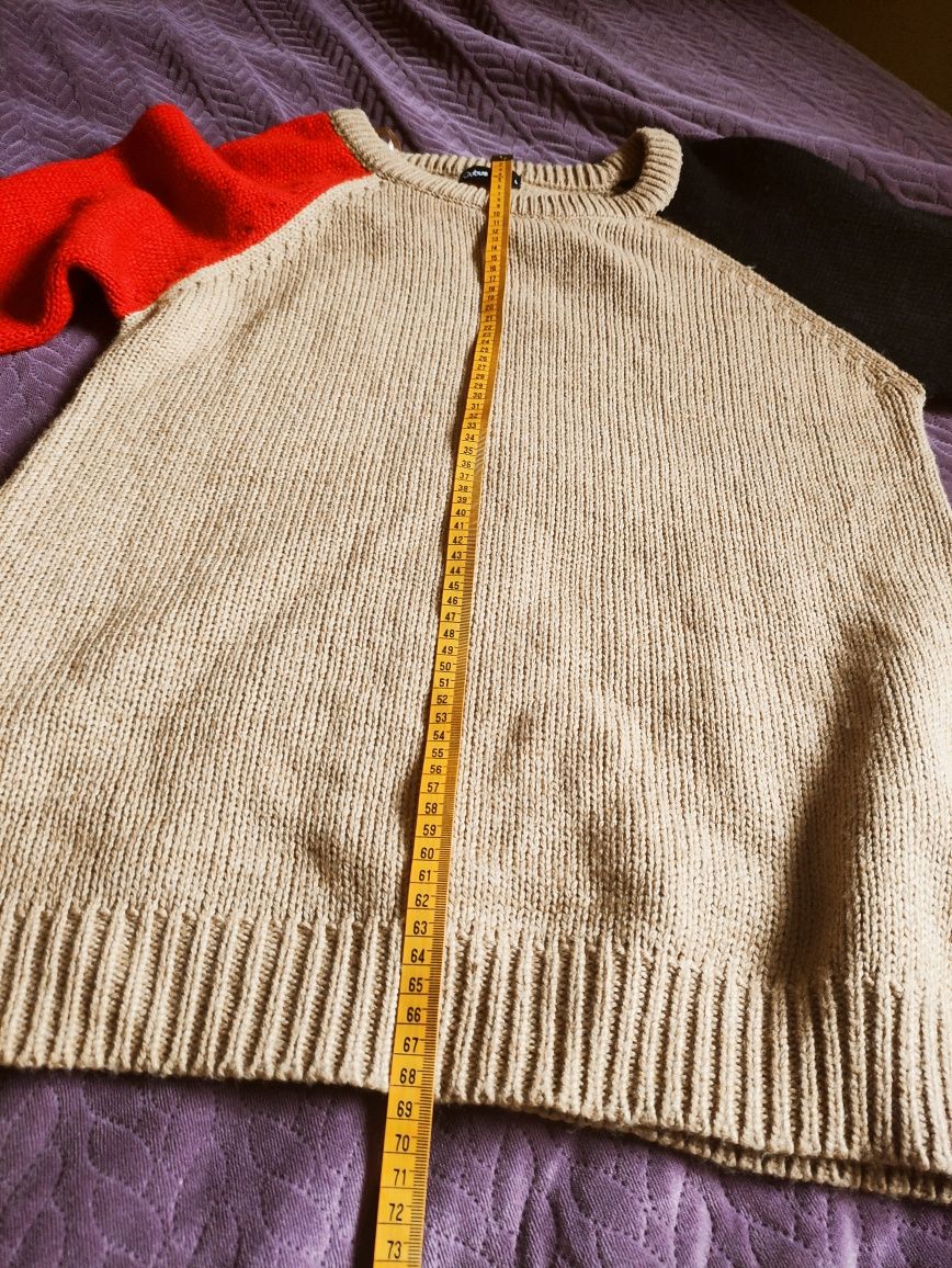 Ciepły sweter z kolorowymi rękawami firmy Cubus