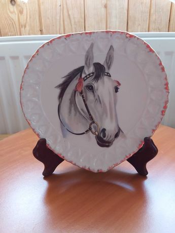 Porcelanowy talerz z motywem konia