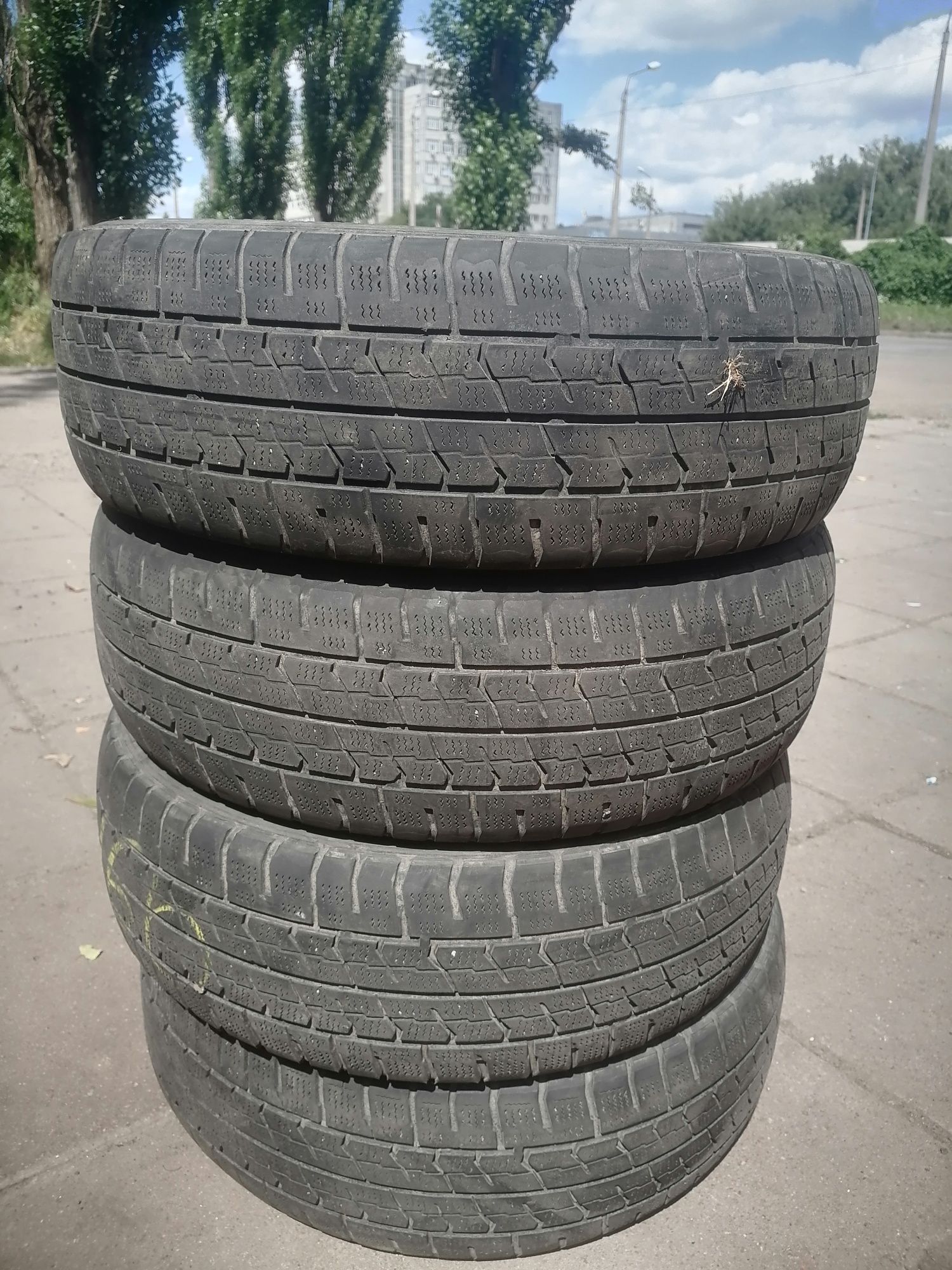 Продам комплект шин 215/65 R17