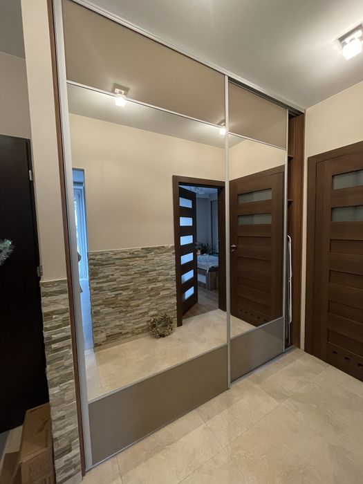 Duży pokuj w mieszkaniu dwupokojowym