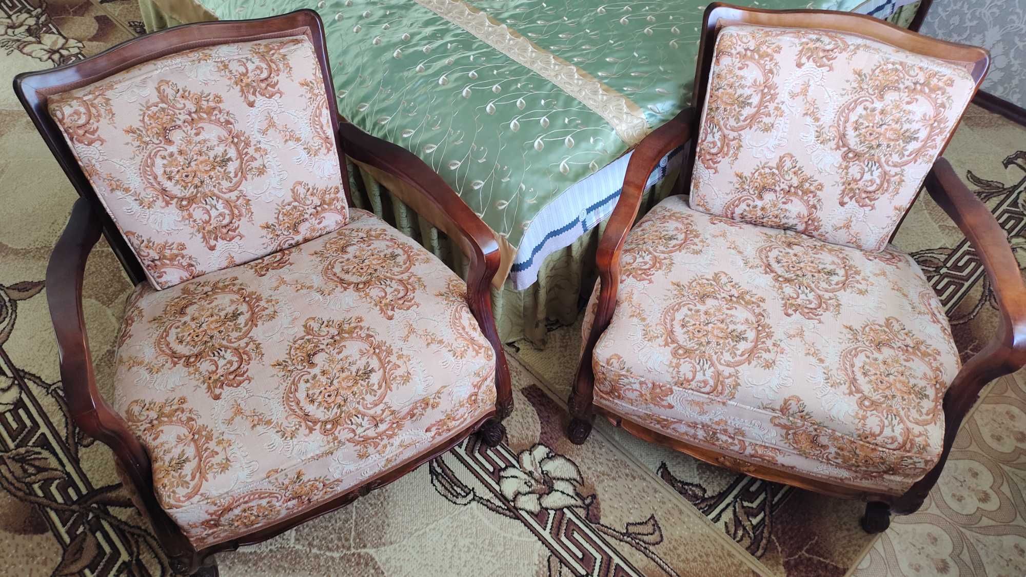 Два кресла из гостиного гарнитура. Румыния. Дерево