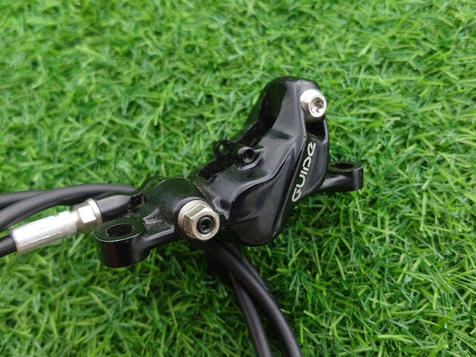 Zacisk hamulcowy hydrauliczny Sram Guide czterotłokowy DOT 4, DOT 5.1