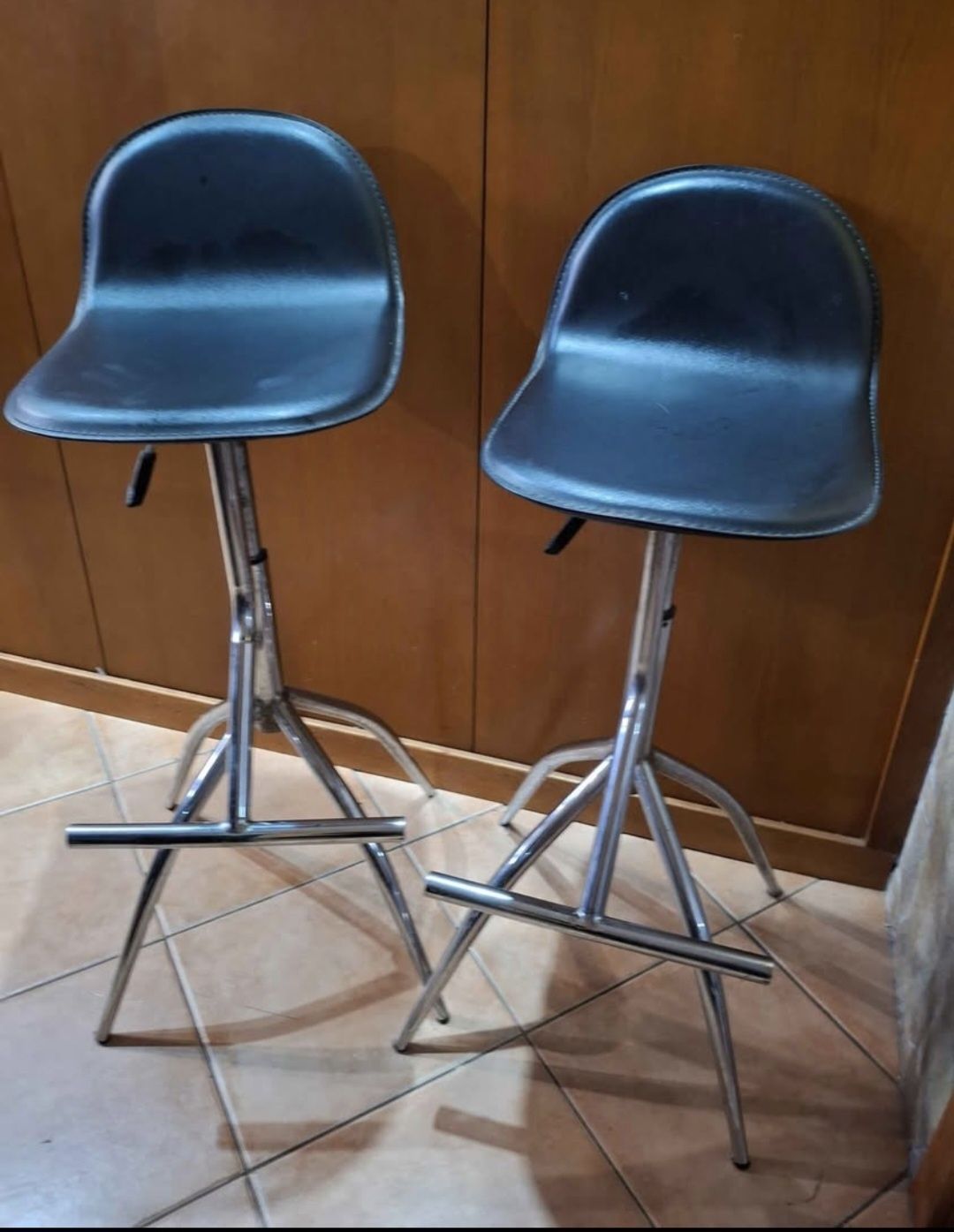 Disponível um Banco de balcão ou Bar excelente estado!