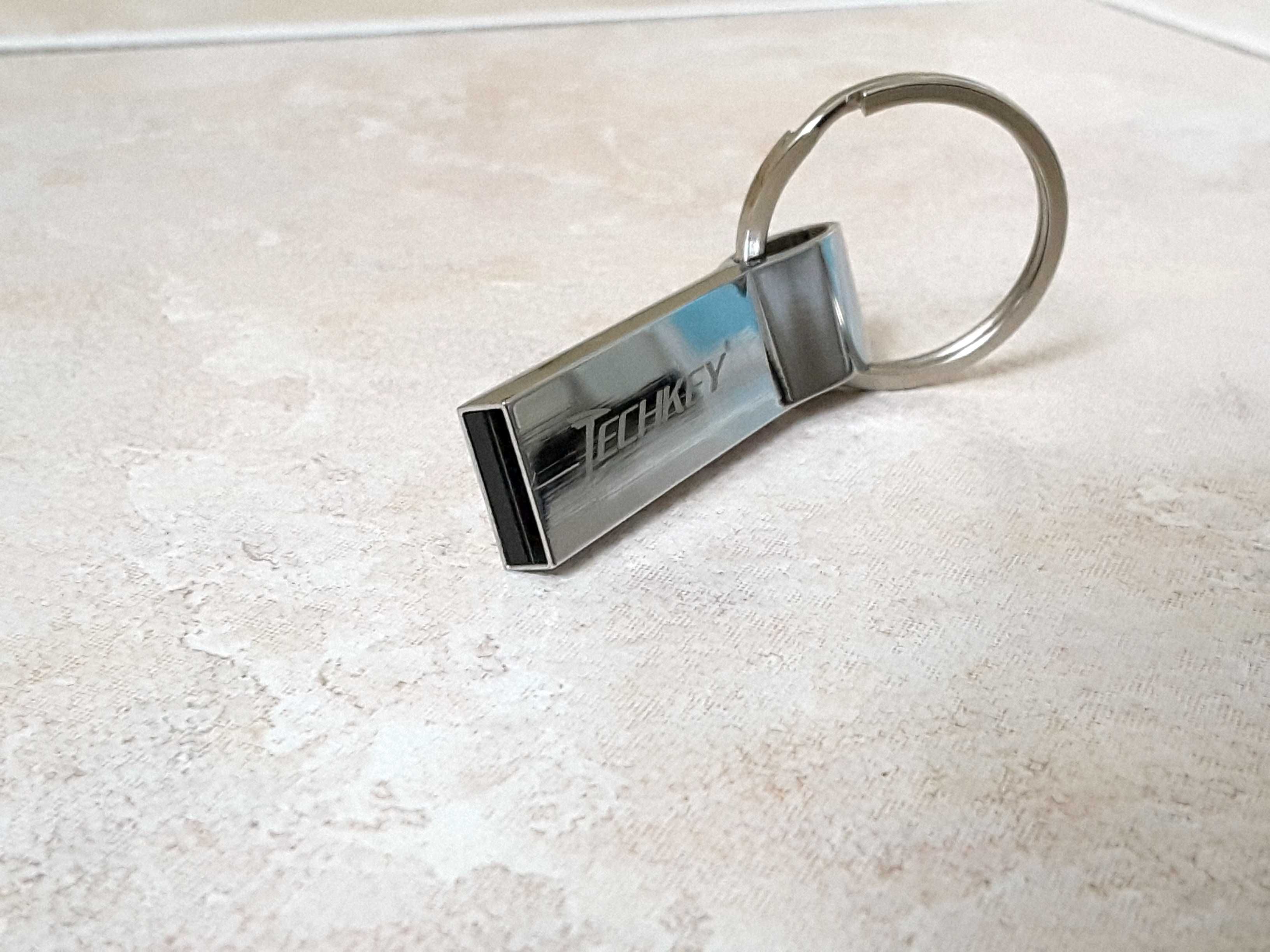 Pen drive metalowy srebrny połysk z kółkiem   32 GB  NOWY