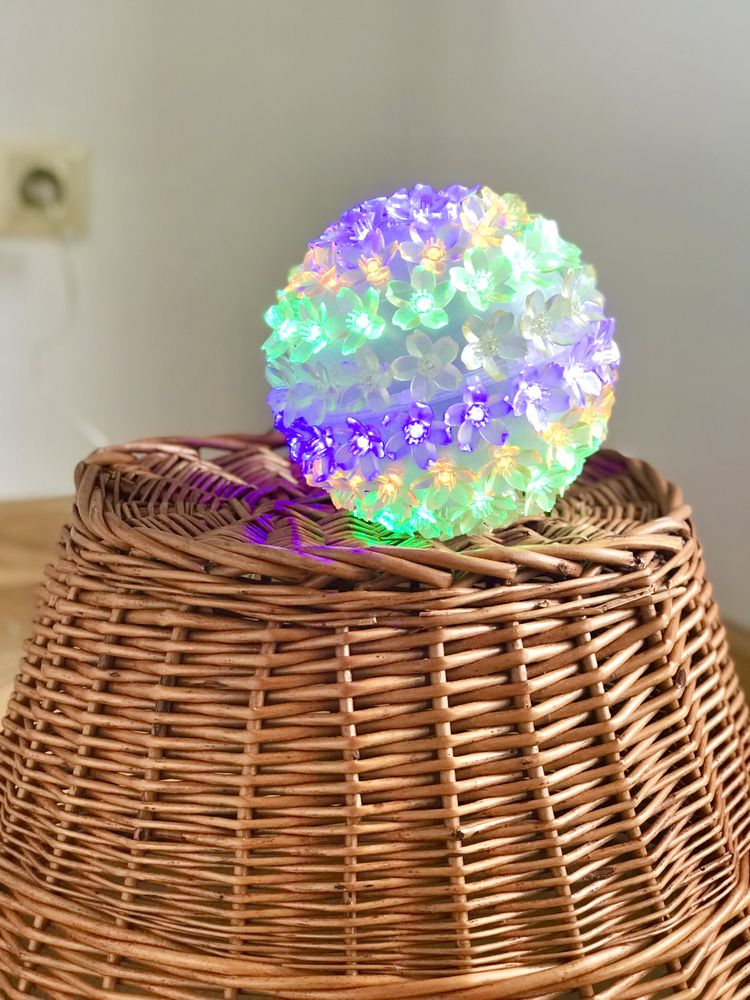 Lampka dekoracyjna kula z kwiatuszkami LED