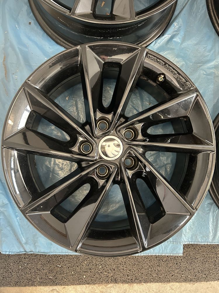 404 Felgi Aluminiowe SKODA R 17 5x112 otwór 57,1 Bardzo Ładne Czarne